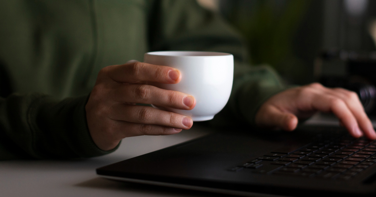 О внезапной рекламе на холодильниках, неудачном редизайне погодного сайта и подхалимстве нейросетей